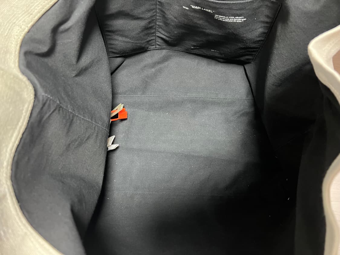 오프화이트 도트백 팝니다 상품이미지2