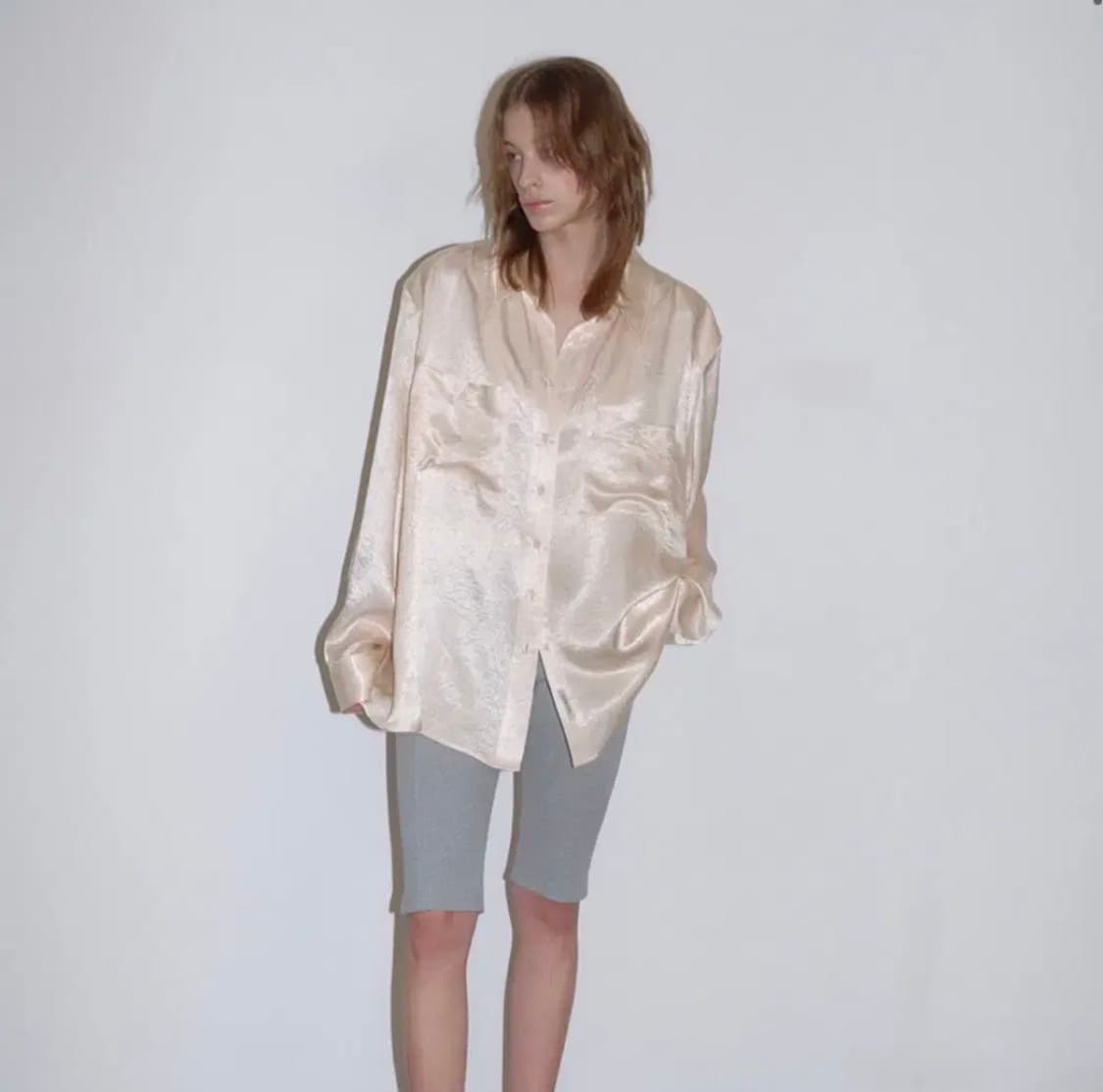 1번착용, 하자X)3.23하루세일! 오버듀플레어 새틴 라벨 오버핏 셔츠 상품이미지1