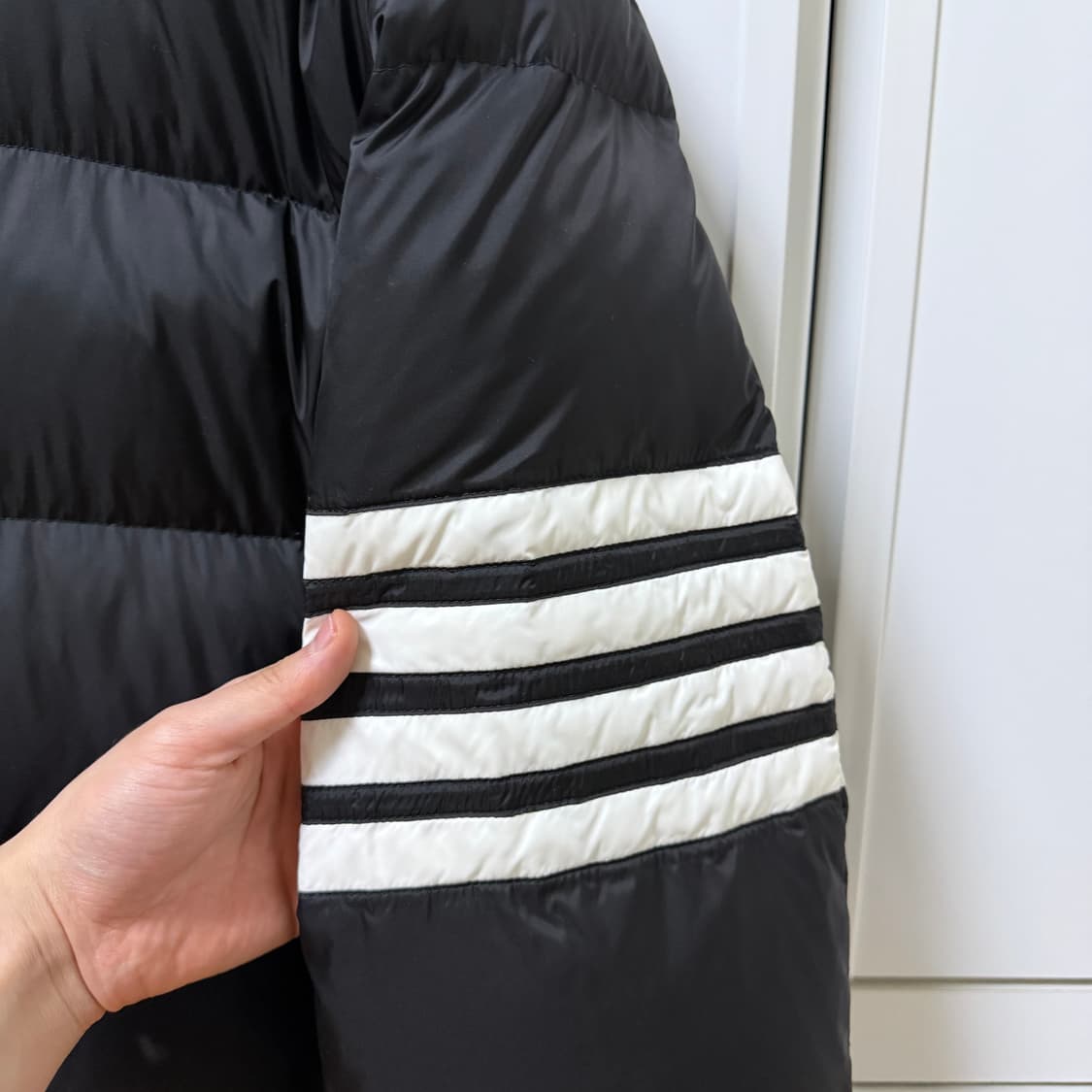 톰브라운 사선완장 후드 숏패딩
5사이즈 상품이미지4