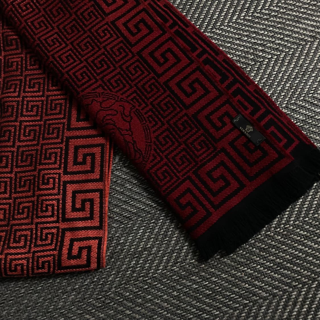 베르사체 메두사 패턴 울 레드 블랙 머플러y 3852 상품이미지3