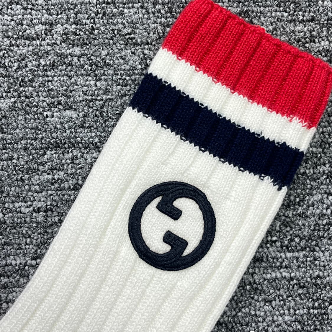 새상품 구찌 양말 인터로킹 자수 로고 삭스 화이트 네이비 레드 M 사이즈 상품이미지4