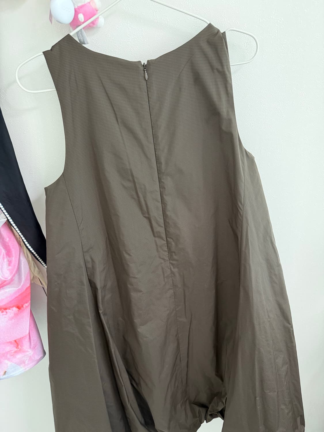 AMOMENTO 볼륨 슬리브리스 드레스 브라운 상품이미지4