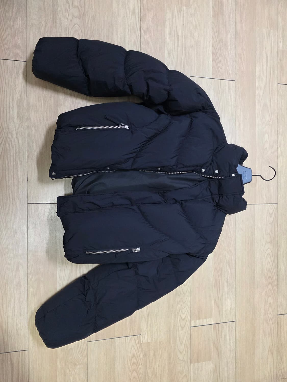 CURVED LINE SHORT PUFFER DOWN BLACK 상품이미지1