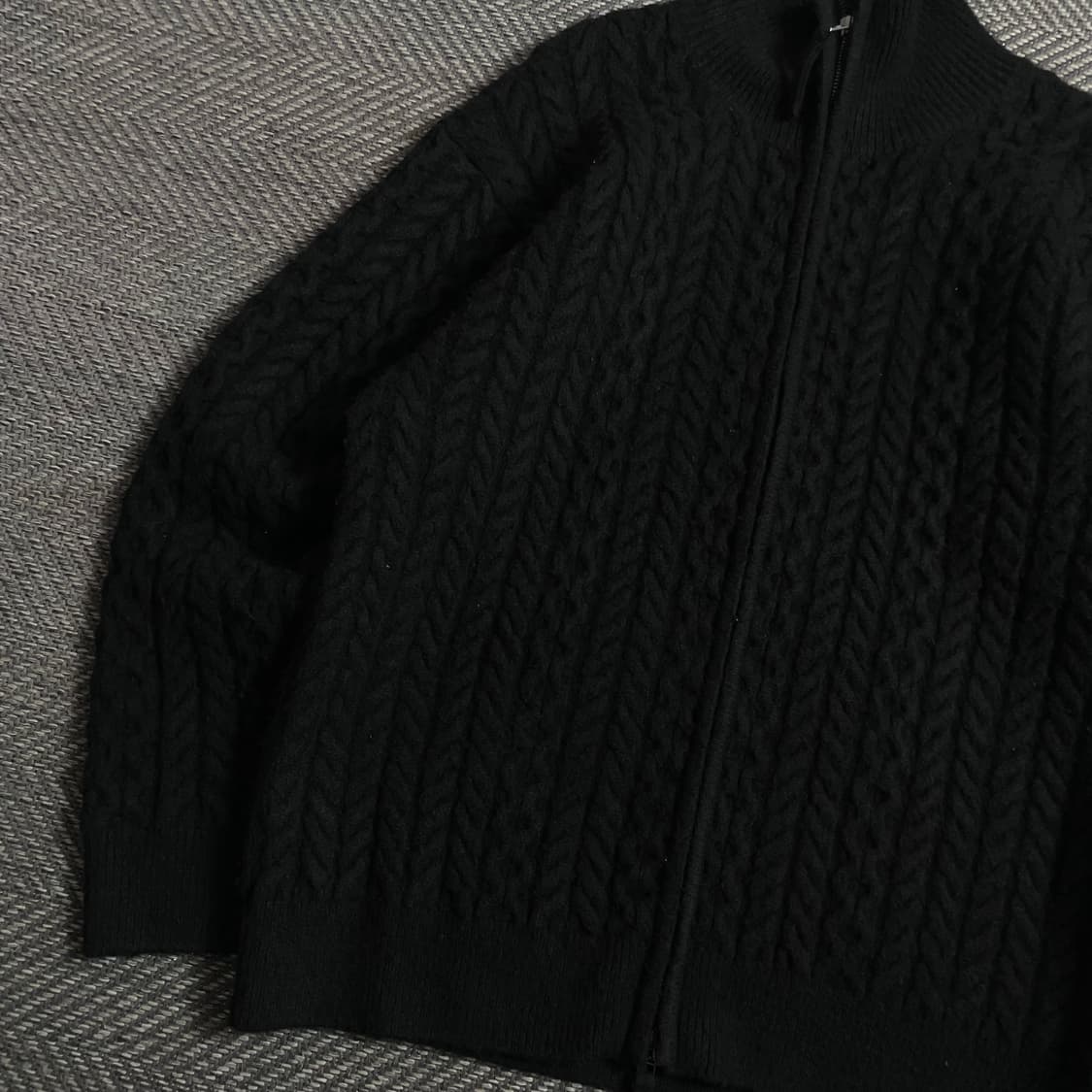 LOGAN 투웨이 하이넥 미니멀 케이블 꽈배기 니트 집업 블랙o 5036 상품이미지3