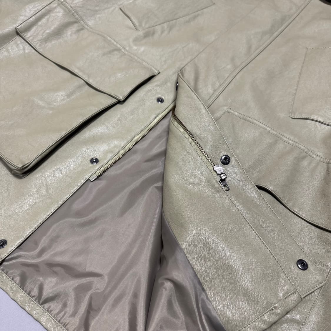 센스오브플레이스 카키컬러 에코 레더 집업 스냅버튼 레더 코트 상품이미지5