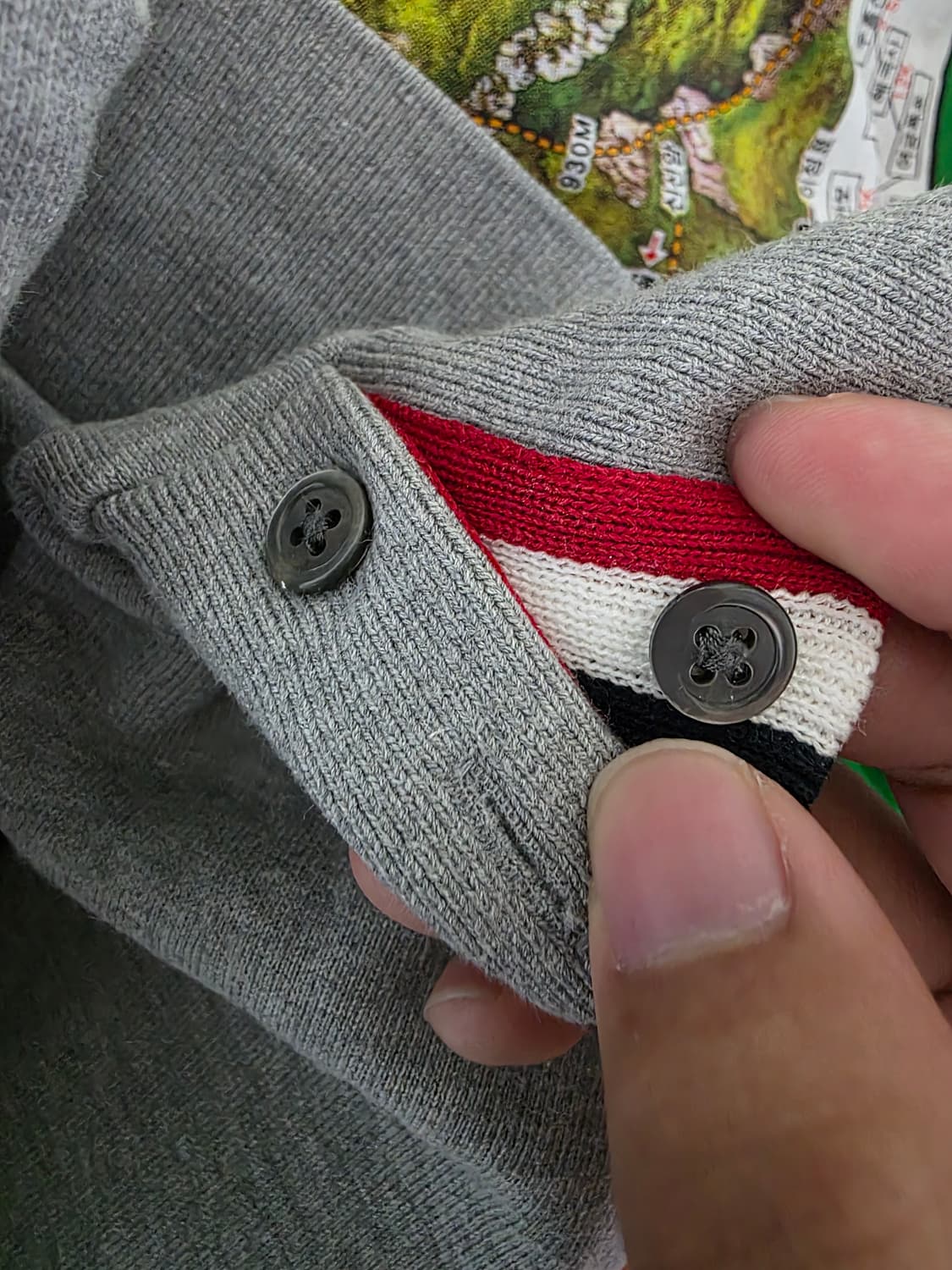 [3]톰브라운 백삼선 맨투맨 그레이 상품이미지9