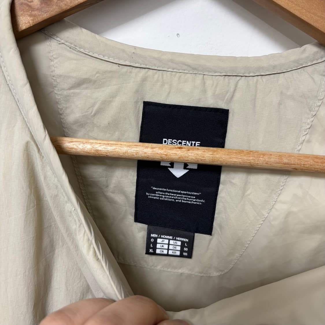 데상트 베이지 패딩 웜업 맨투맨 상품이미지5