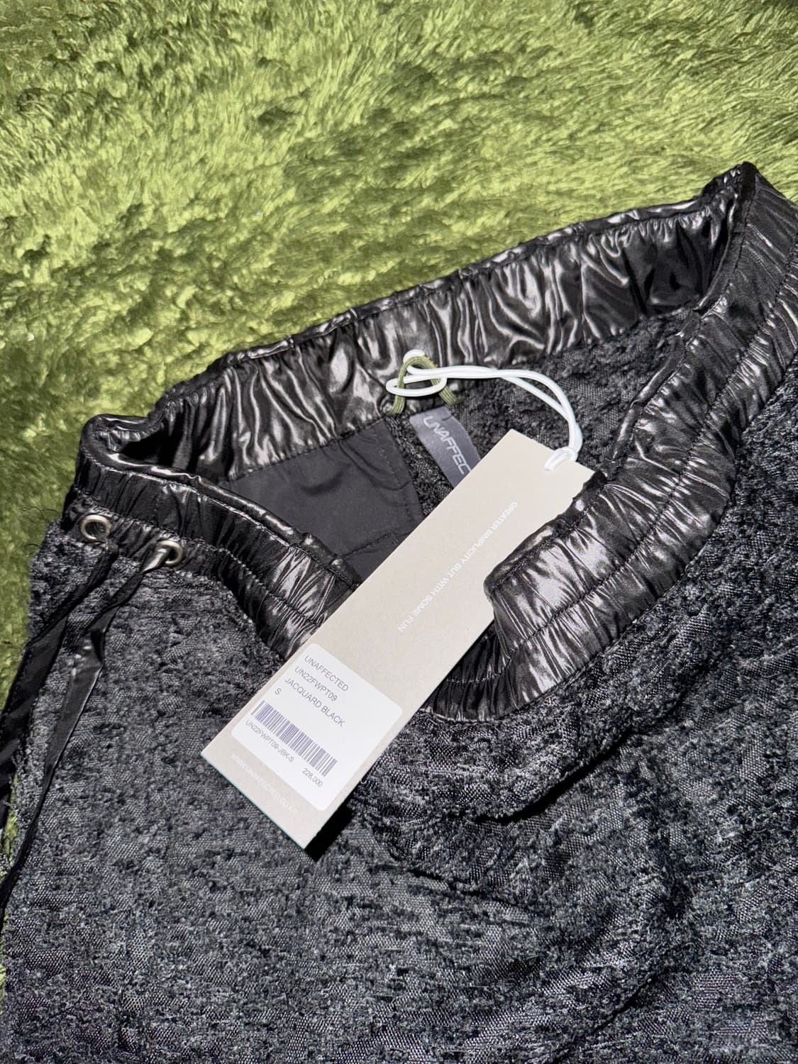 [S] 언어펙티드 22FW 릴렉스 핏 로우 컷 엣지 자카드 팬츠 블랙 상품이미지3