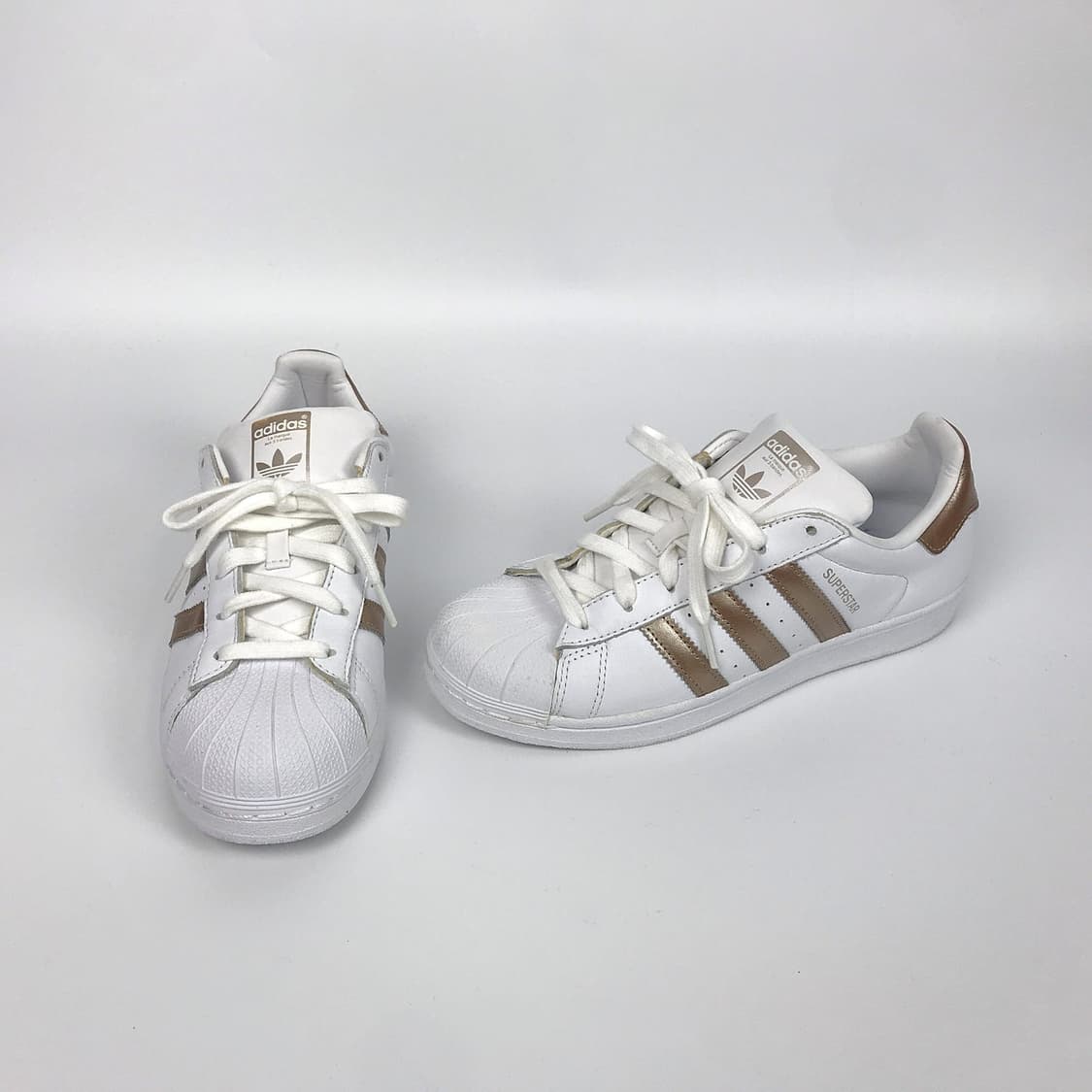 아디다스 슈퍼스타 사이버 메탈릭 스니커즈 신발 여성250 (255) 상품이미지1