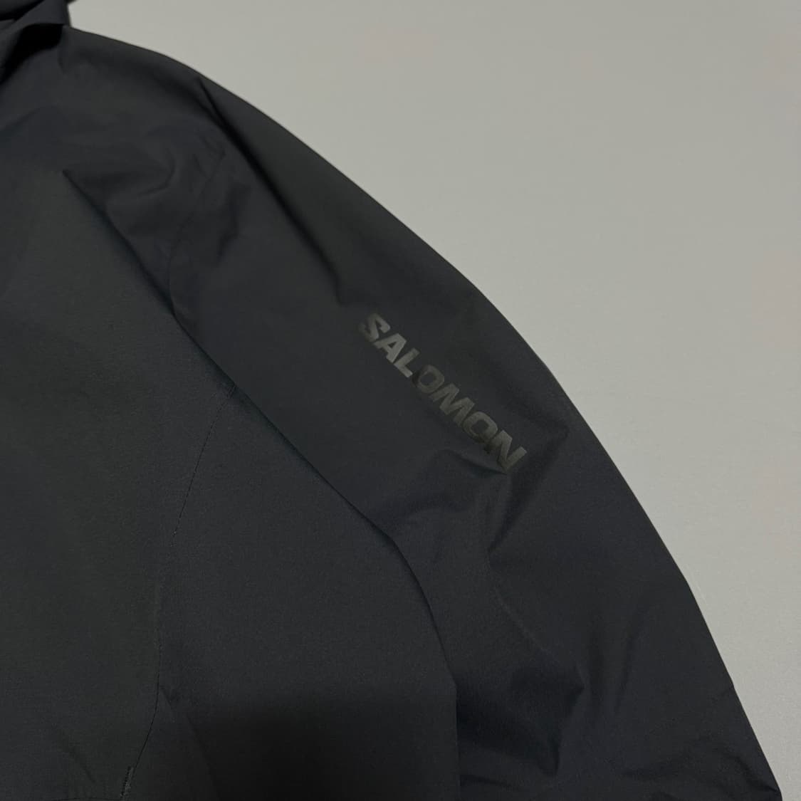 살로몬 블랙 전면로고 나일론 아웃패스 2.5L 워터프루프 윈드브레이커 상품이미지4