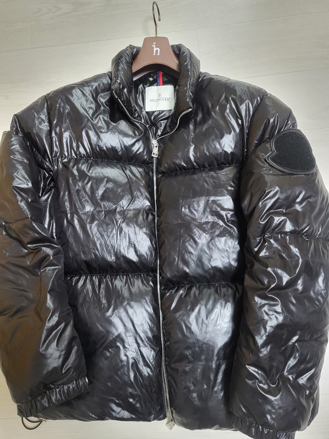 몽클레어 빅로고 블랙와팬 유광패딩 상품이미지1