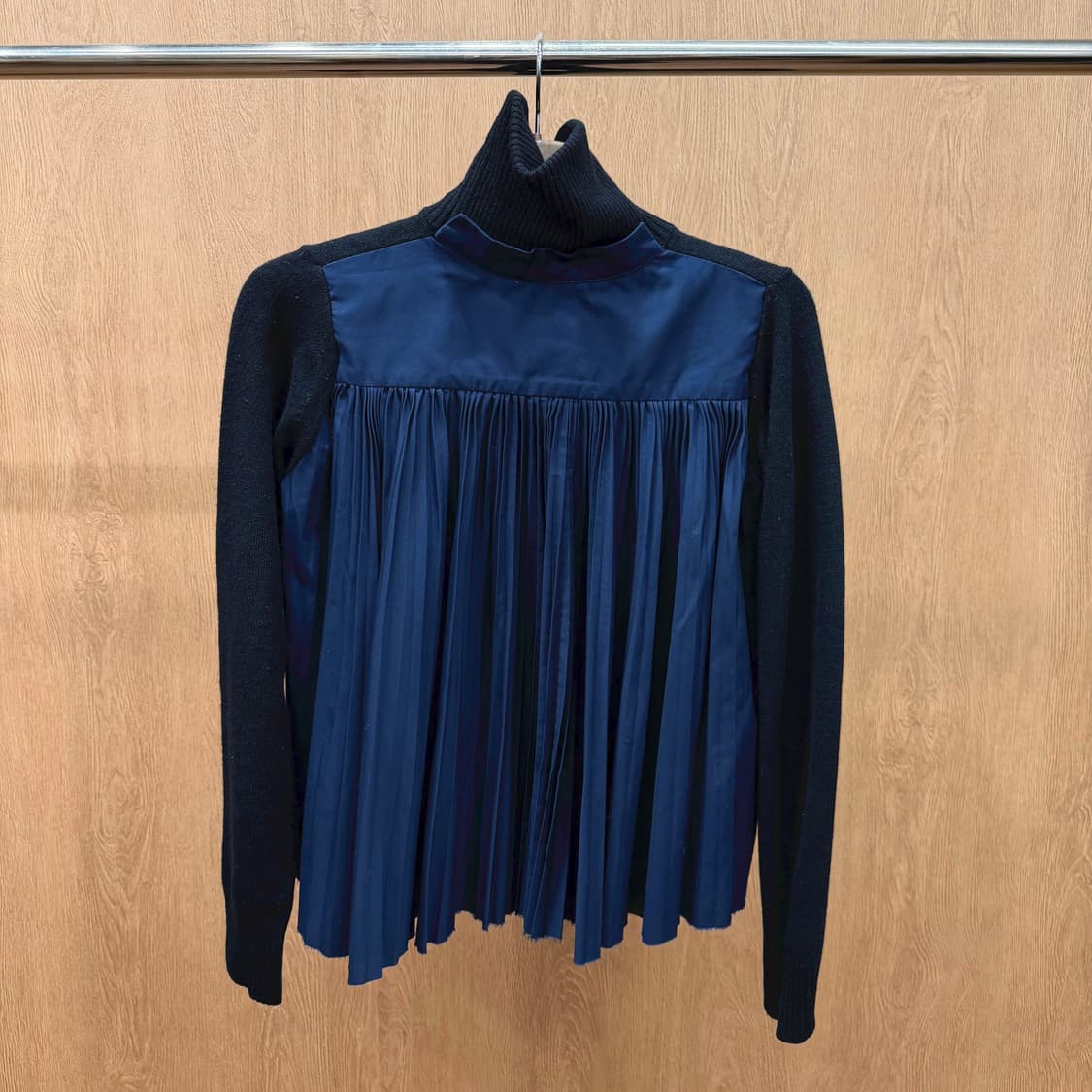 사카이 터틀넥 니트 백 플리츠 셔츠 도팅 레이어드 디테일 블랙 네이비 상품이미지3