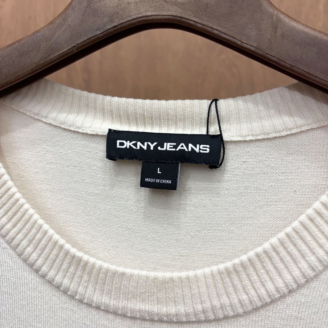 도나카란 뉴욕 라운드넥 니트 컬러 블록 사이드 슬릿 디테일 아이보리 상품이미지7