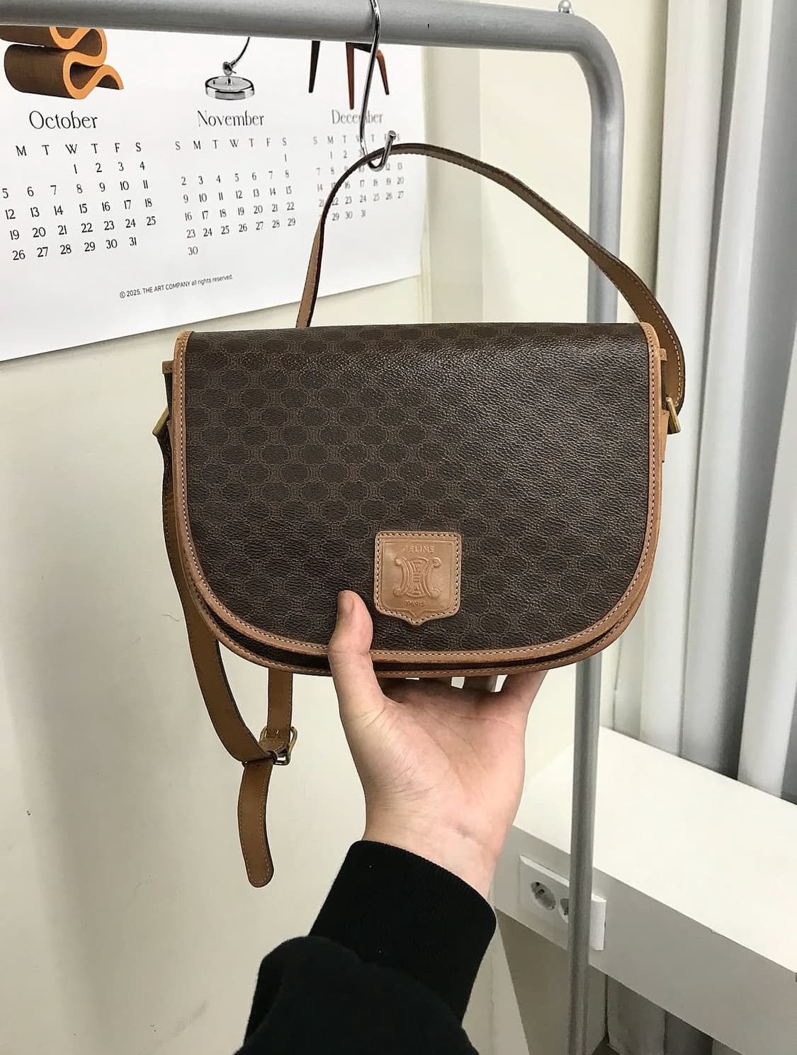 셀린느 가죽 로고 마카담 크로스백 상품이미지1