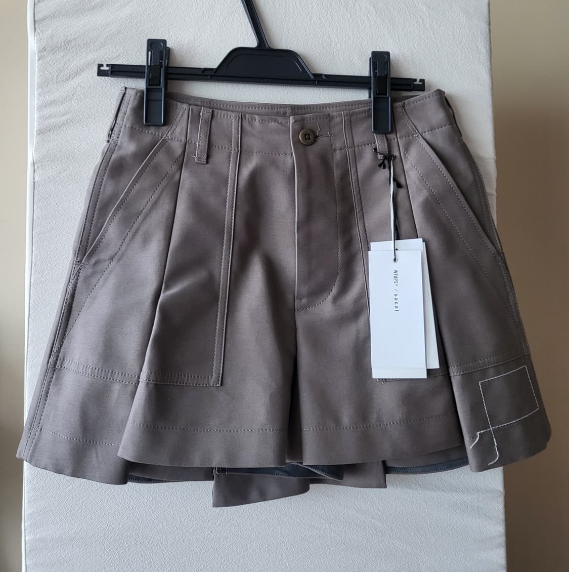 Sacai x WTAPS Cotton Back Satin Shorts
 상품이미지3