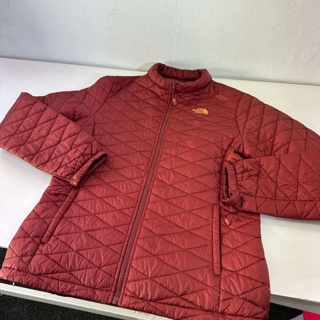 우먼L-XL 노스페이스 딥레드 라인핏 밑단고무줄 기본로고 초경량패딩자켓 상품이미지1