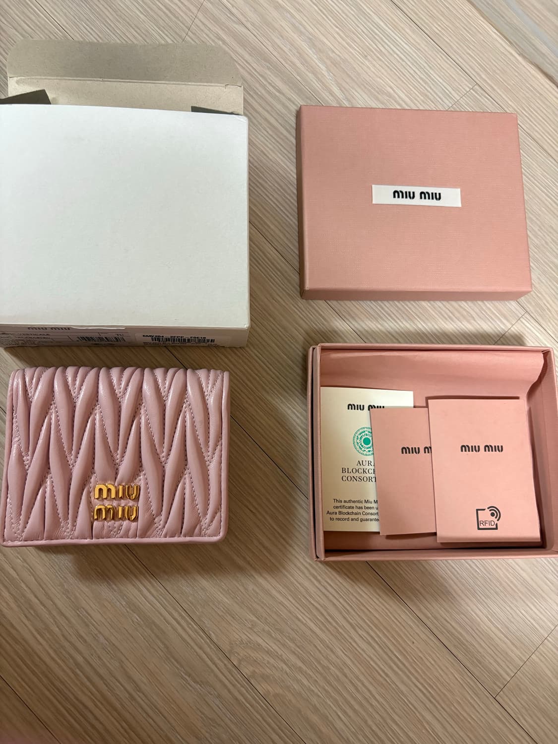 미우미우 마테라쎄 나파 가죽 반지갑 핑크 상태최상 상품이미지1