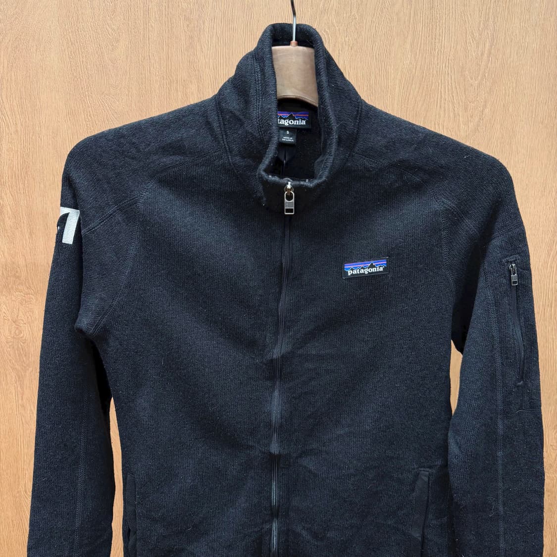 파타고니아 하이넥 집업 플리스 자켓 헬로 오피스 로고 자수 디테일 블랙 상품이미지4