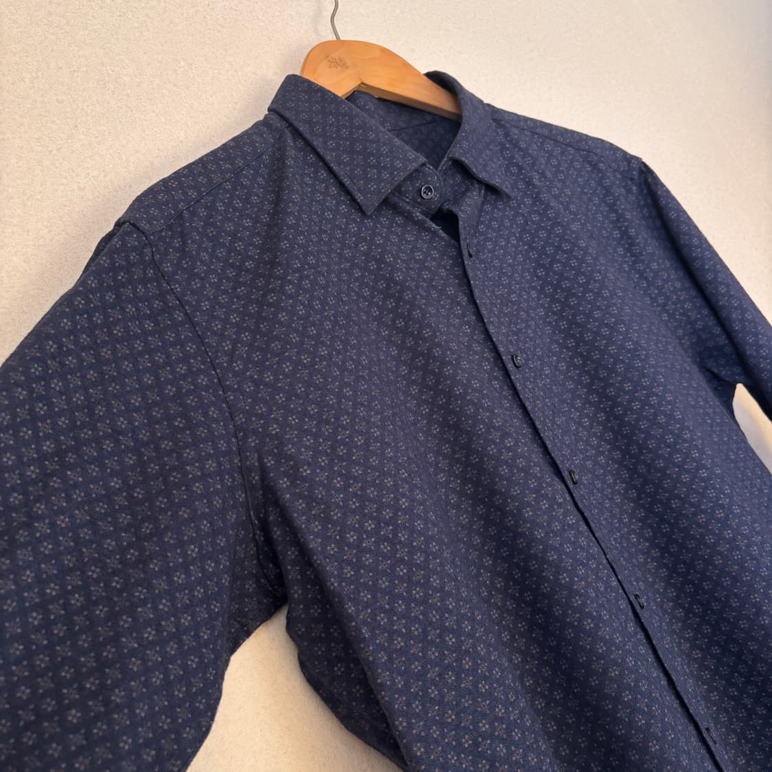 갤럭시 105 다크네이비 캐주얼 헤링본 셔츠 플라워 패턴 상품이미지3