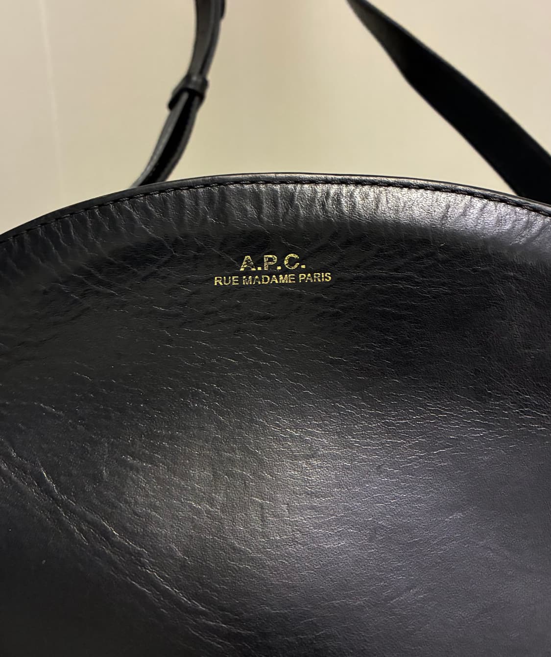 APC 아페쎄 하프문 레더 가죽 크로스백 가방 블랙 상품이미지3