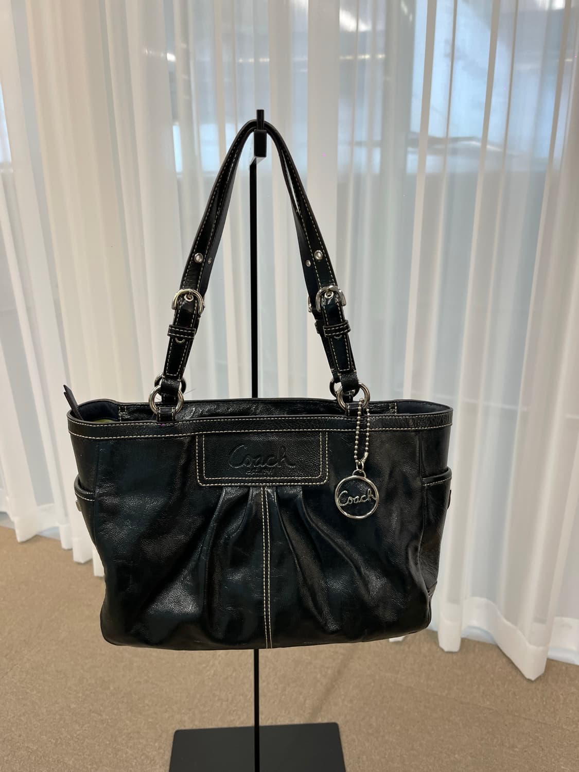Coach Black Enamel Square Bag 상품이미지2
