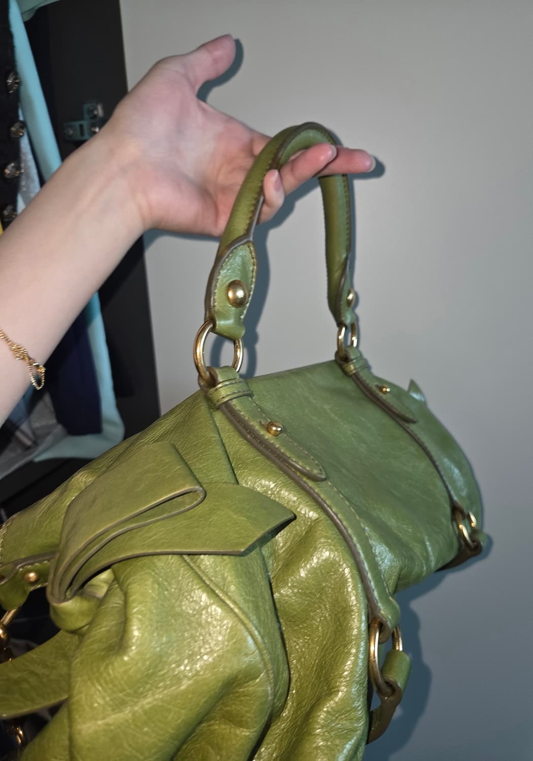 미우미우 비텔로 럭스 토트백 올리브 그린 상품이미지1