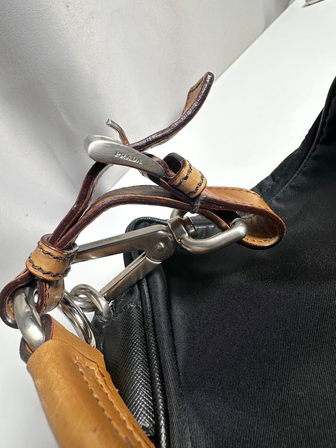프라다 나일론 & 사피아노 레더 미니 숄더 토트 블랙 상품이미지3