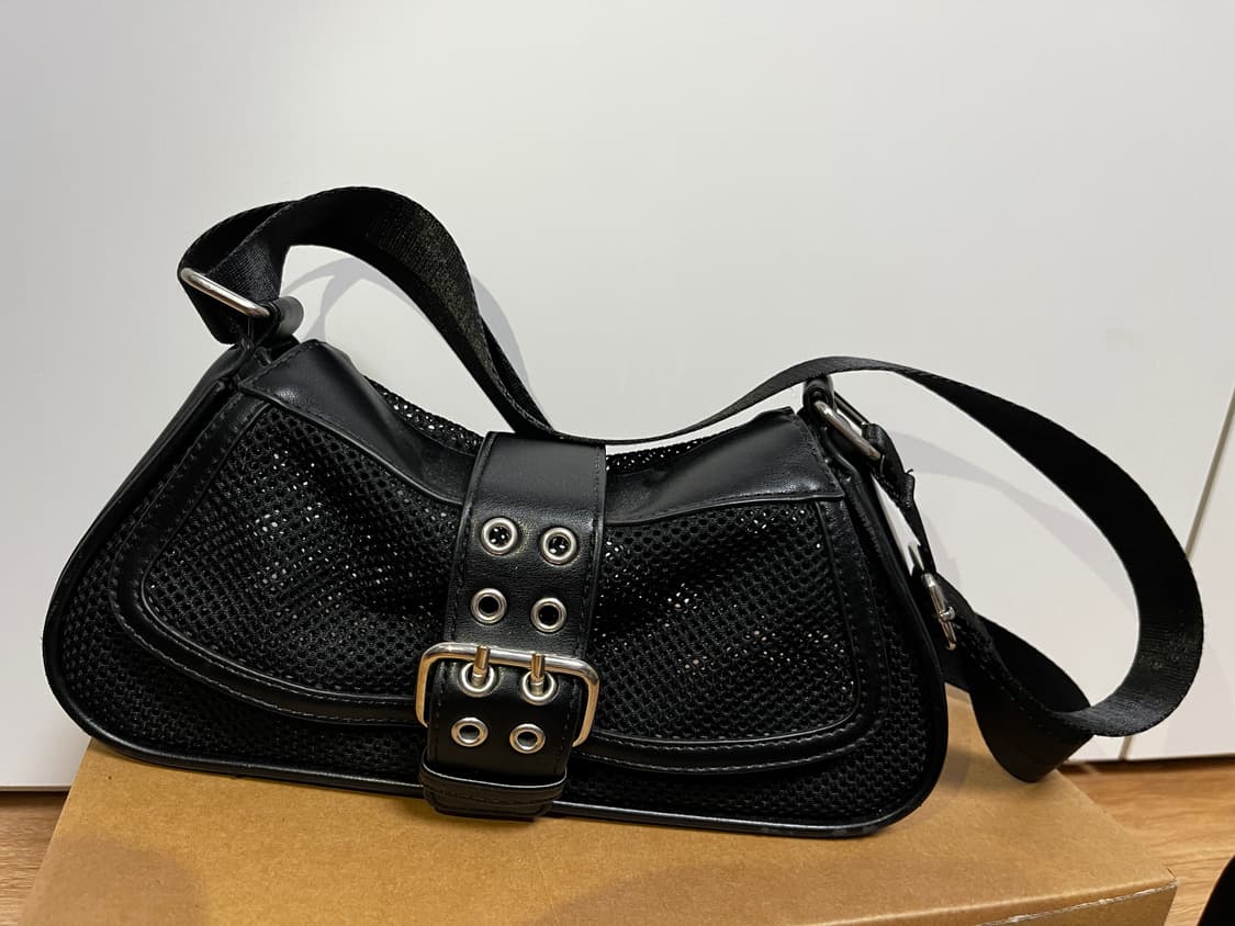 블랙 매쉬 버클 숄더백 상품이미지1