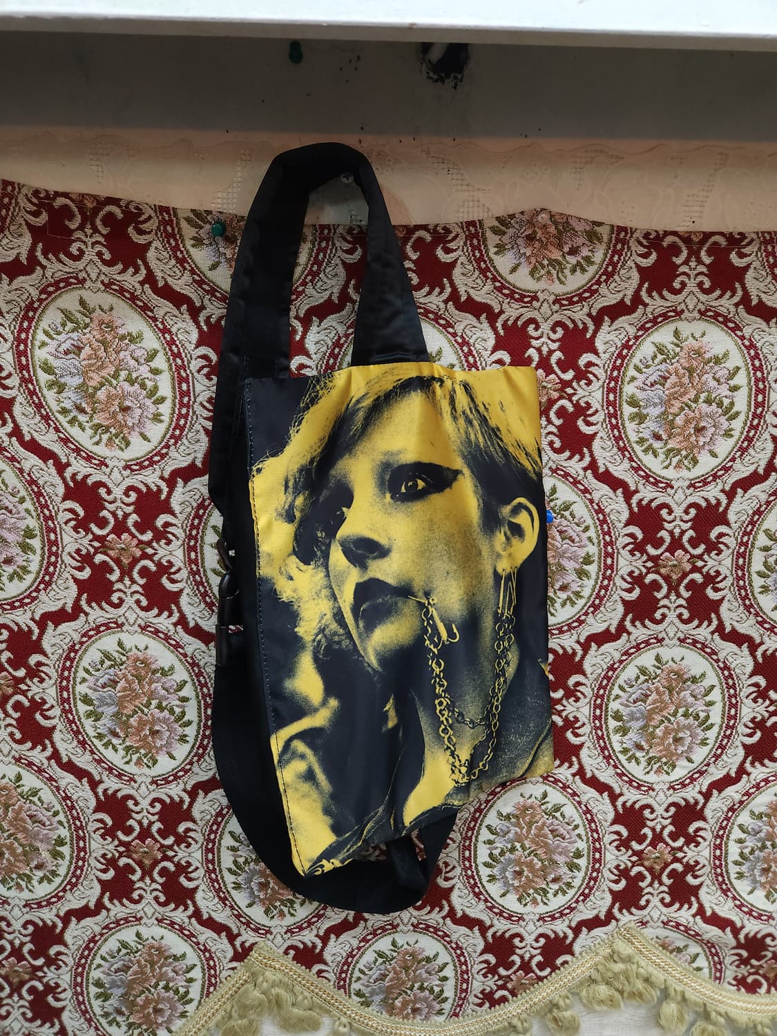 이스트팩 x 라프시몬스 포스터 크로스 바디 숄더백
​ 상품이미지1