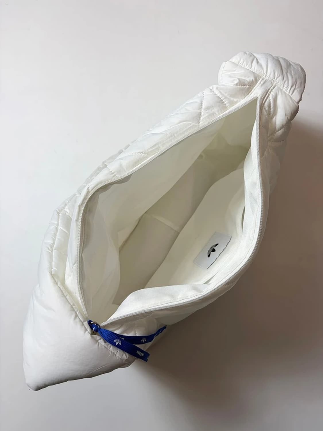 아디다스 23ss 한정판 패딩 구름 퍼피 숄더백 Q1492 상품이미지7