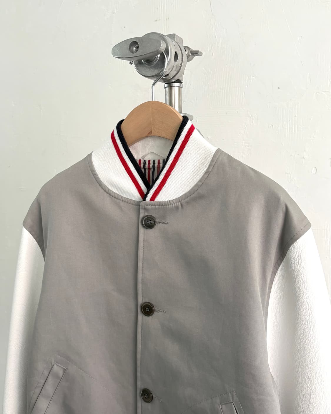 Thom Browne 톰브라운 그레이 레더 바시티 자켓 상품이미지5