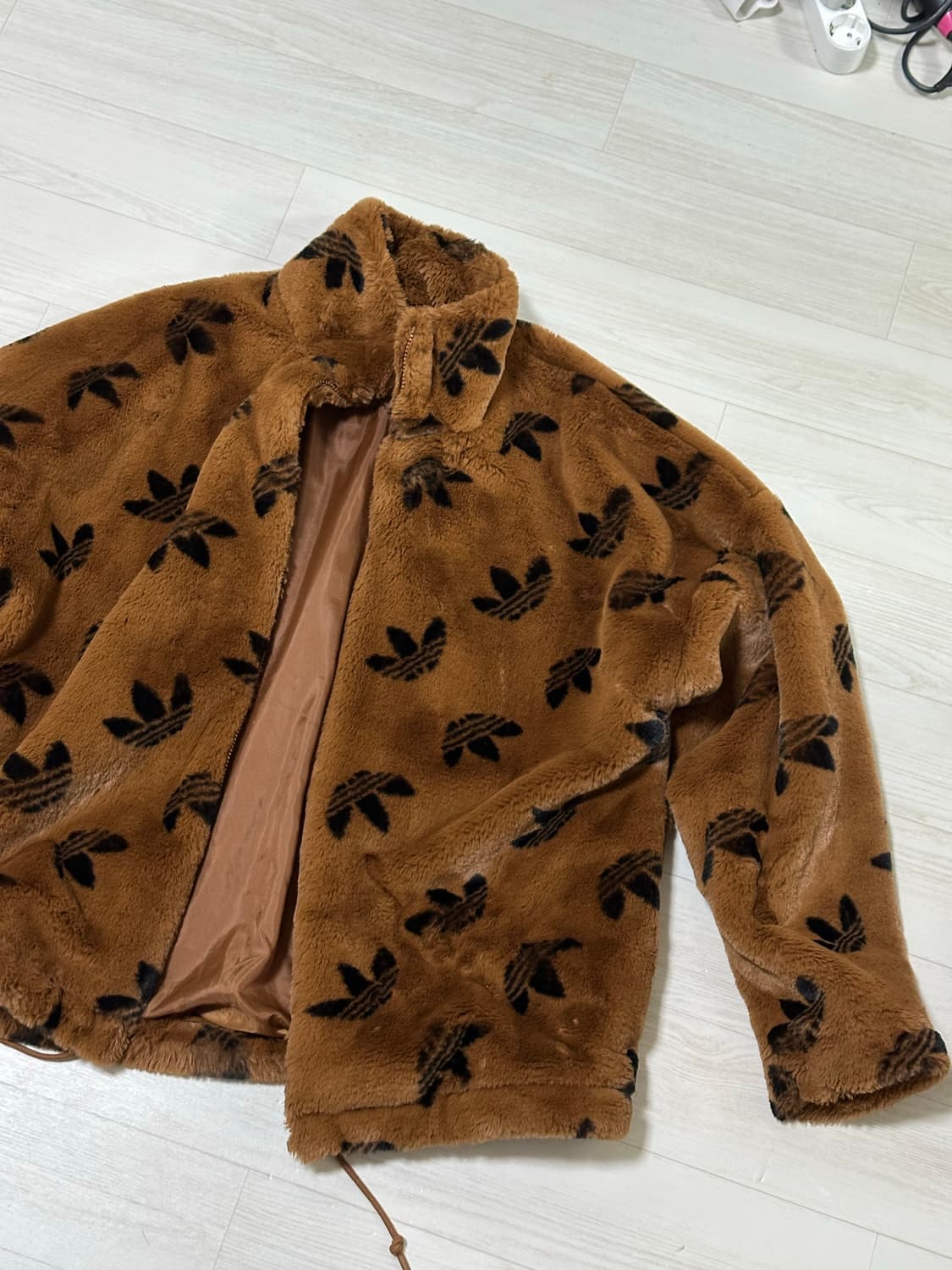 아디다스 모노그램 퍼 재킷 브라운 상품이미지3