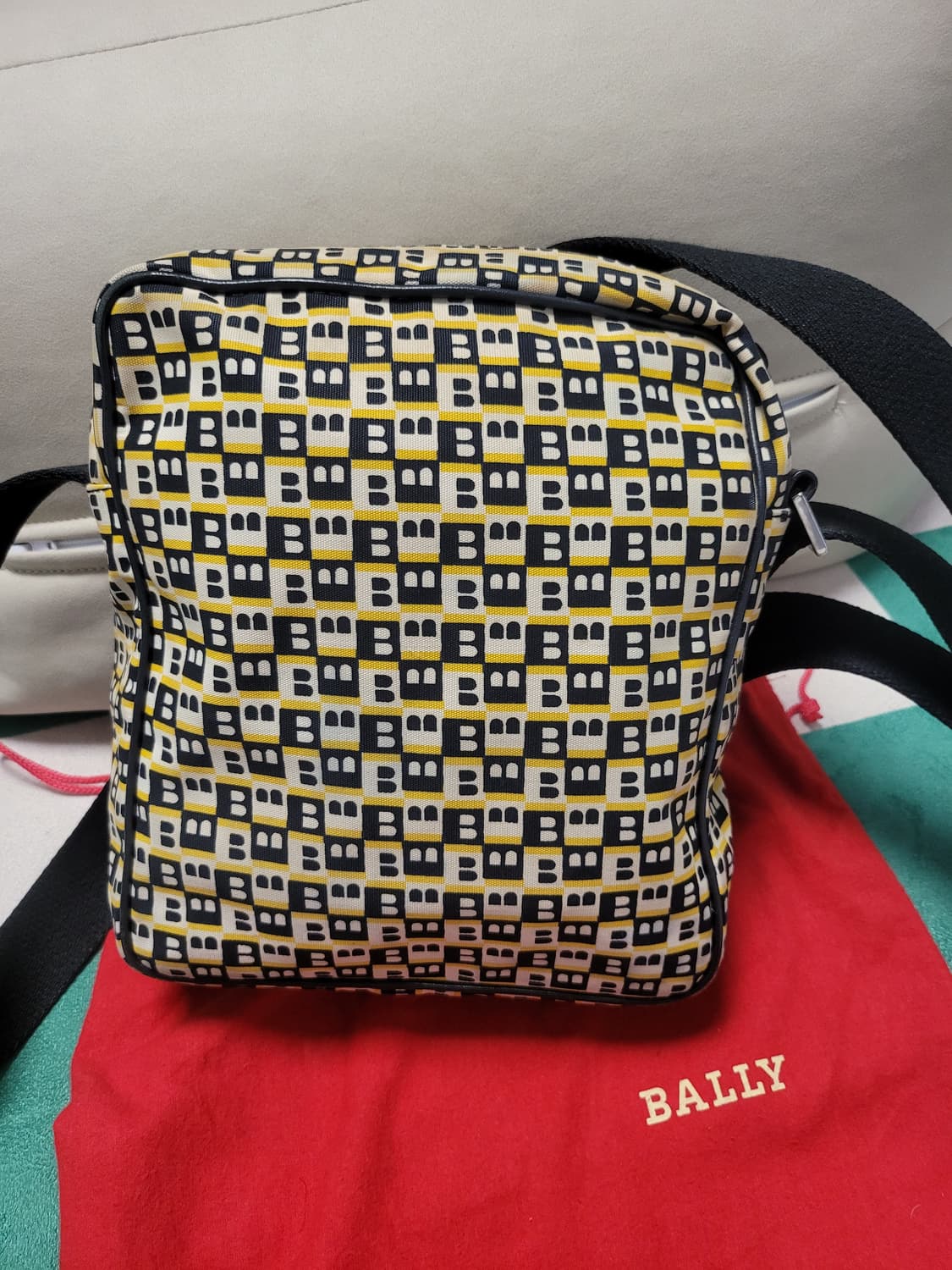 발리(BALLY) 'B' 모노그램 패턴 크로스백/숄더백입니다. 상품이미지2