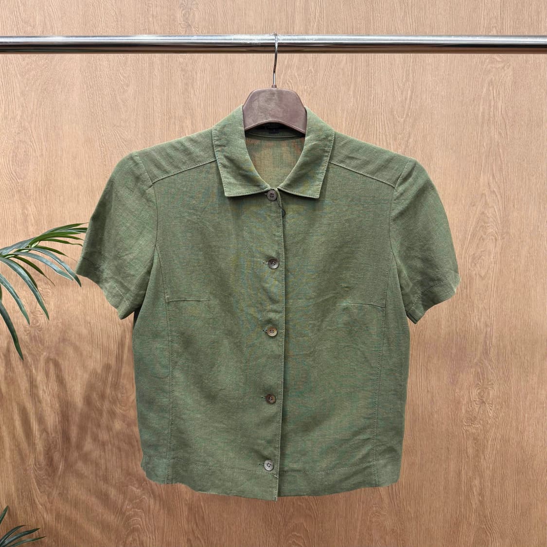 버버리 런던 반팔 셔츠 린넨 버튼 디테일 슬림핏 카키 그린 상품이미지1
