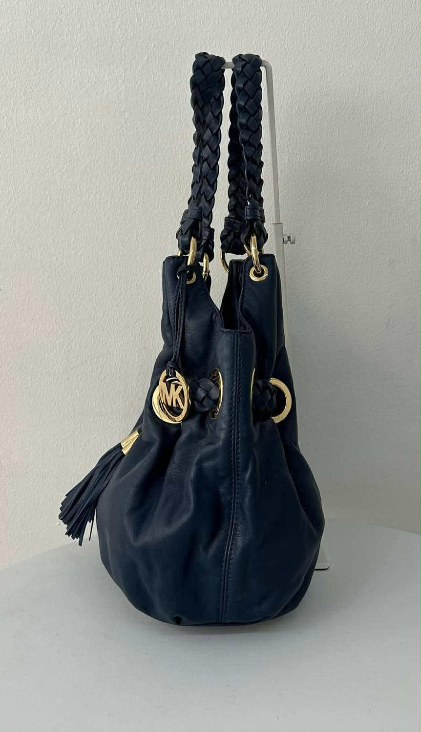 마이클코어스 브레이디드 가죽 테슬 숄더 호보백 상품이미지3