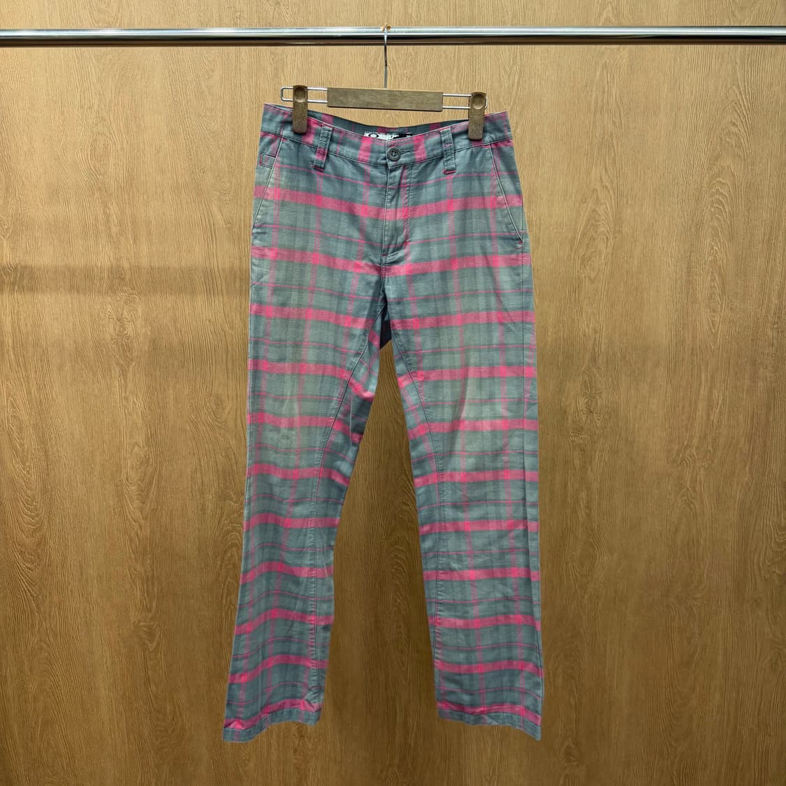 오클리 코튼 팬츠 핑크 체크 패턴 힙 포켓 로고 자수 디테일 그레이 상품이미지2