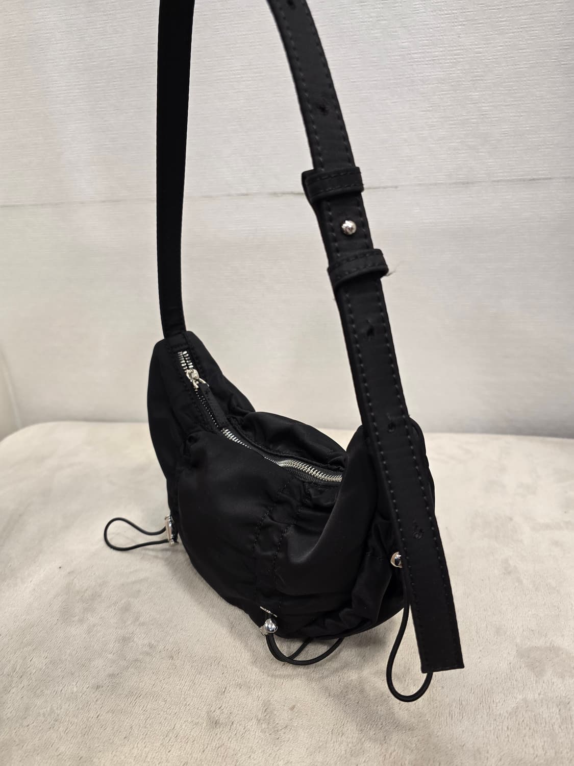 자라 ZARA 블랙 셔링 숄더백/호보백 상품이미지4
