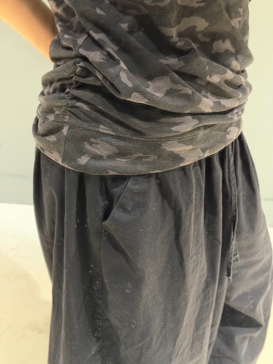 camo pattern minimal design top 상품이미지4