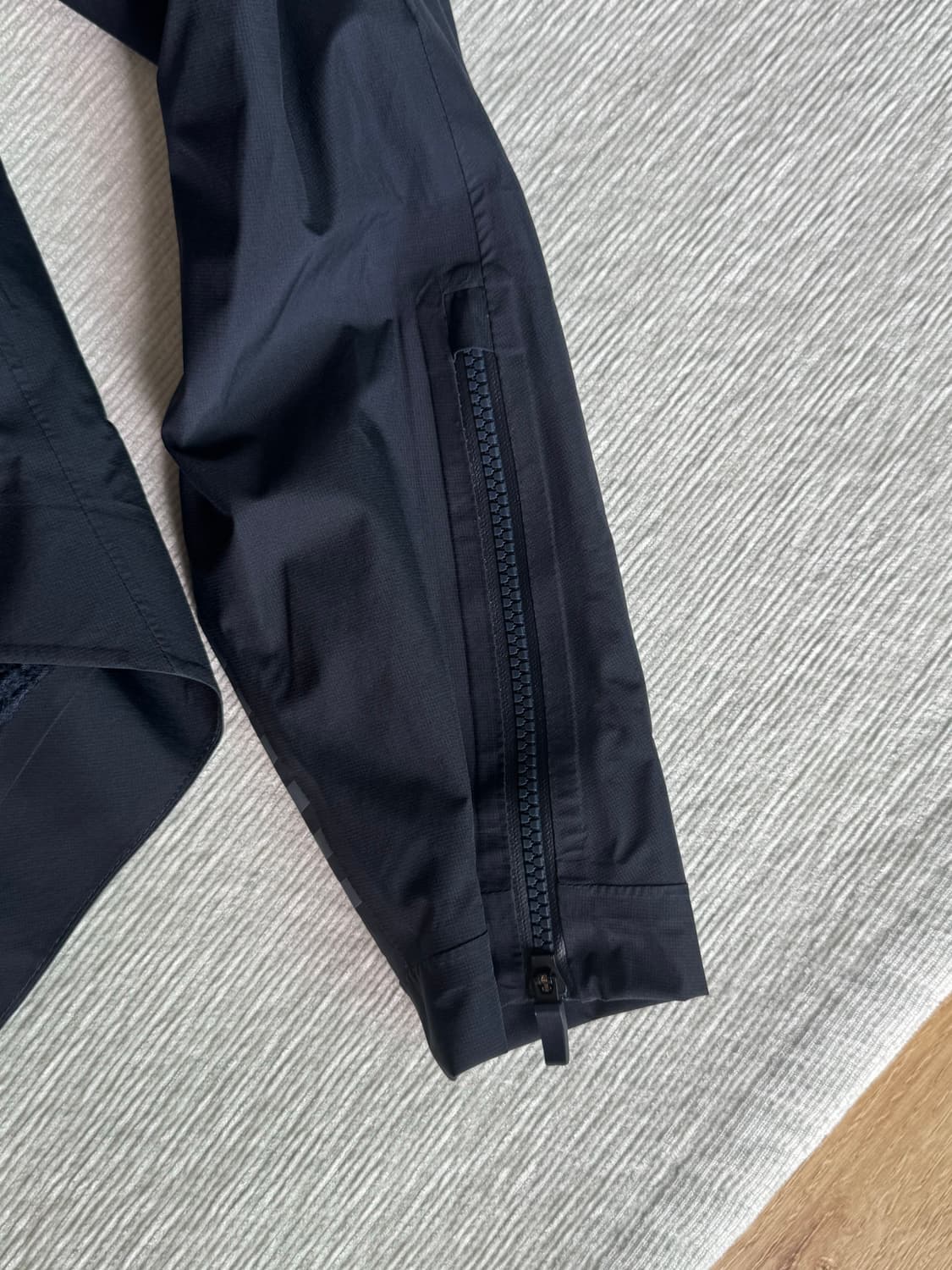 Rapha Pro Team GORE-TEX Rain Jacket 상품이미지4