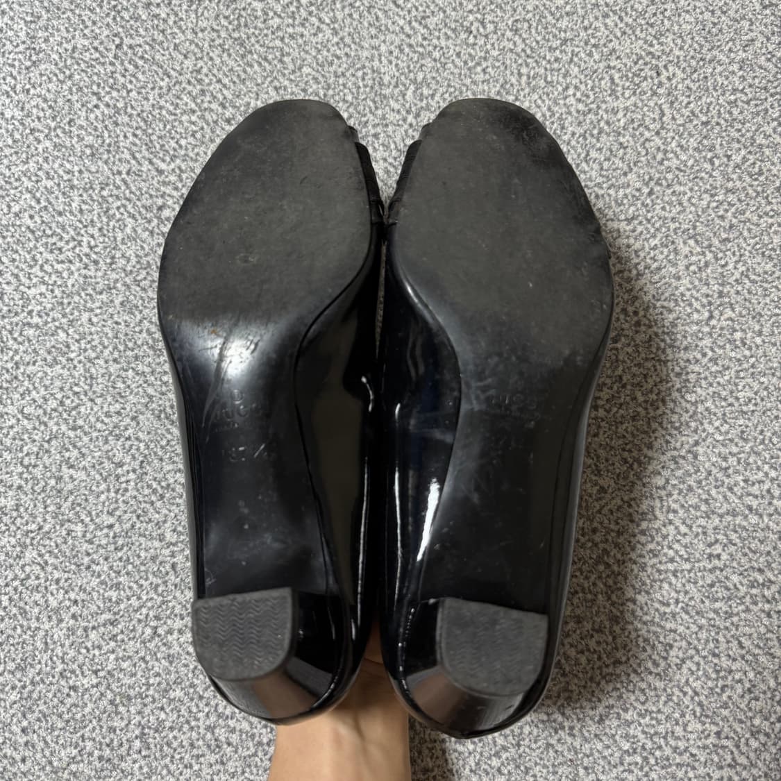 Gucci 구찌 금장 로고 에나멜 펌프스 구두 37.5 245 상품이미지6