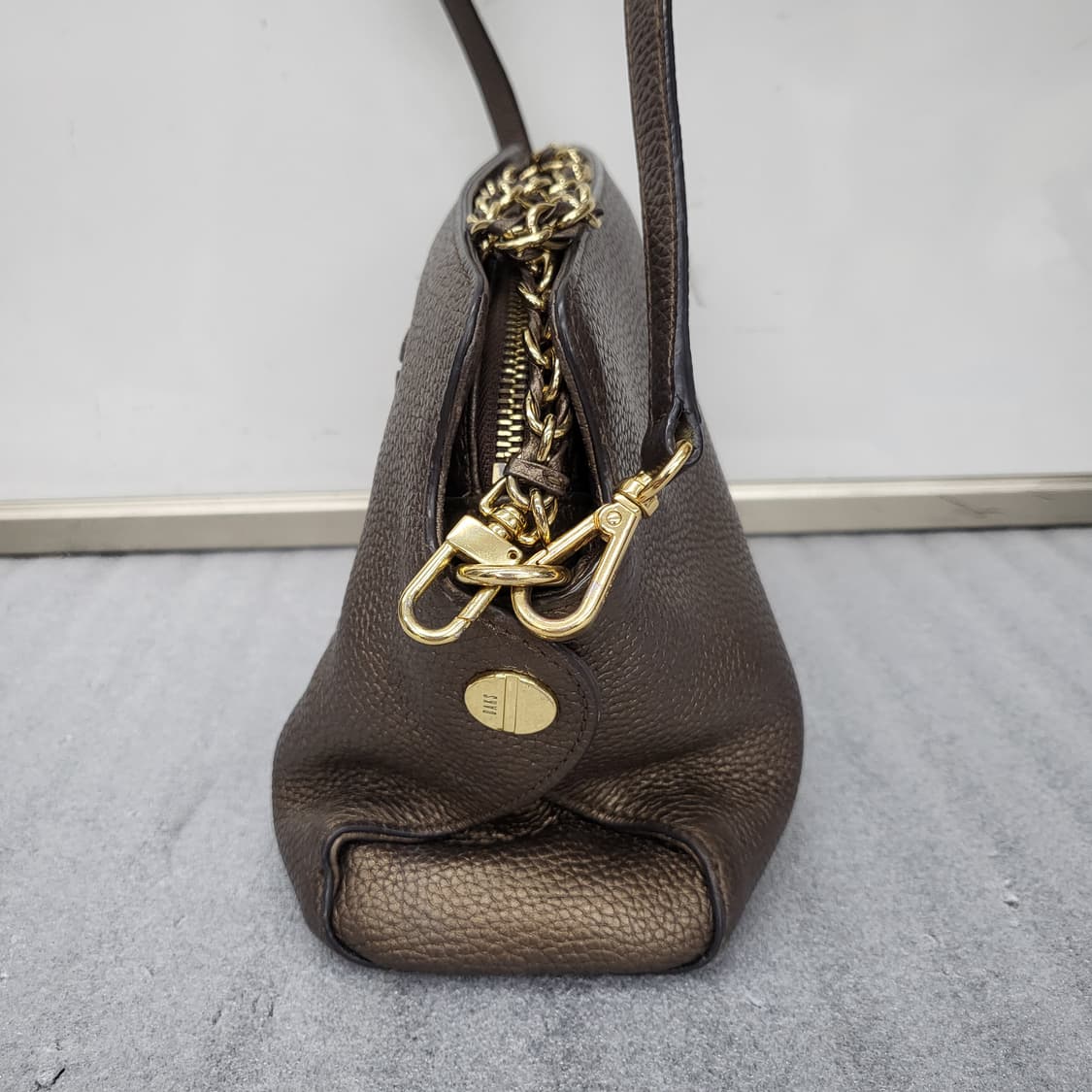 닥스 정품  숄더백 브론즈 18x28x12cm 상품이미지3