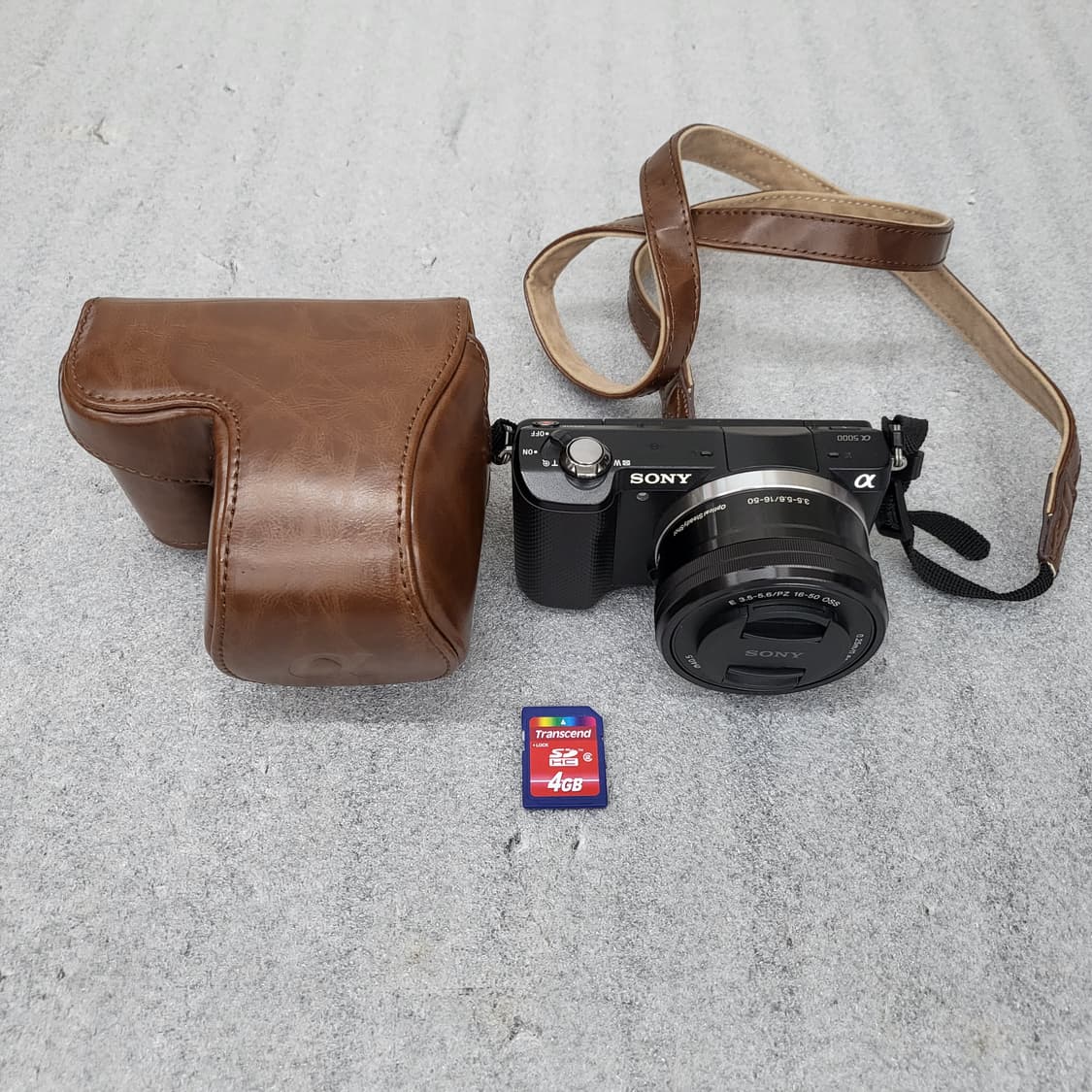 소니 알파5000 미러리스 카메라와 가죽 케이스 상품이미지10