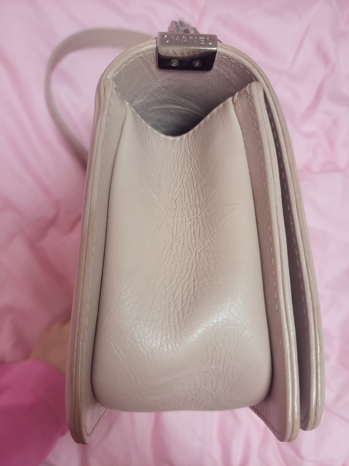 정품)급처상태좋음!샤넬 핑크 플랩 쉐브론V 보이백 미듐 가방 숄더크로스백 상품이미지9