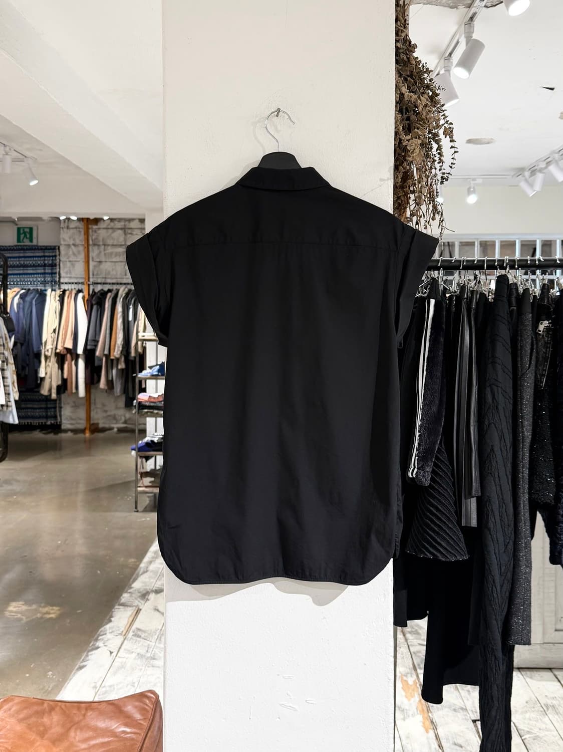 닐바렛 블랙 코튼 블렌드 히든버튼 하프티셔츠 상품이미지6