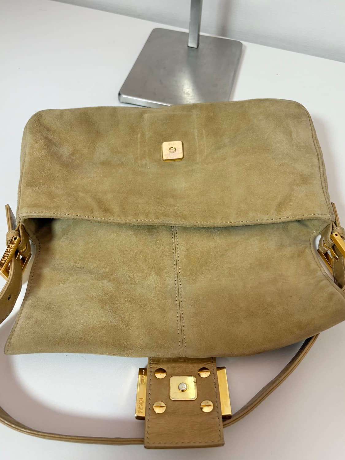 펜디 스웨이드 바게트백 베이지 상품이미지9