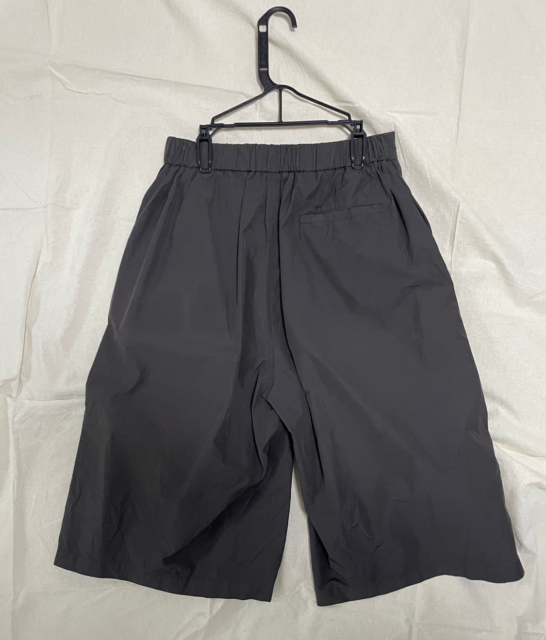 아모멘토 투턱 와이드 쇼츠 차콜 L 상품이미지3