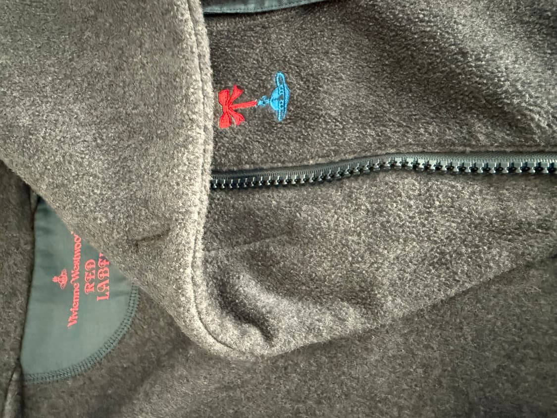 비비안 웨스트 레드라벨 하이넥 플리스 집업 상품이미지4