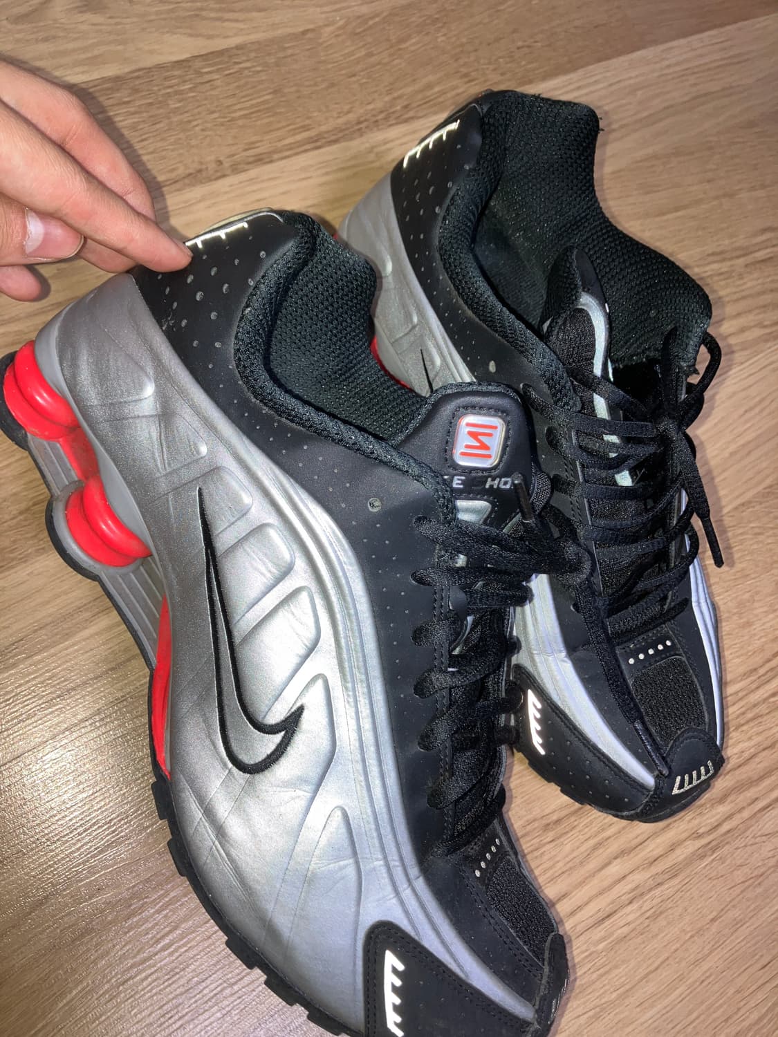 나이키 샥스 R4 메탈릭 실버레드 270 상품이미지2