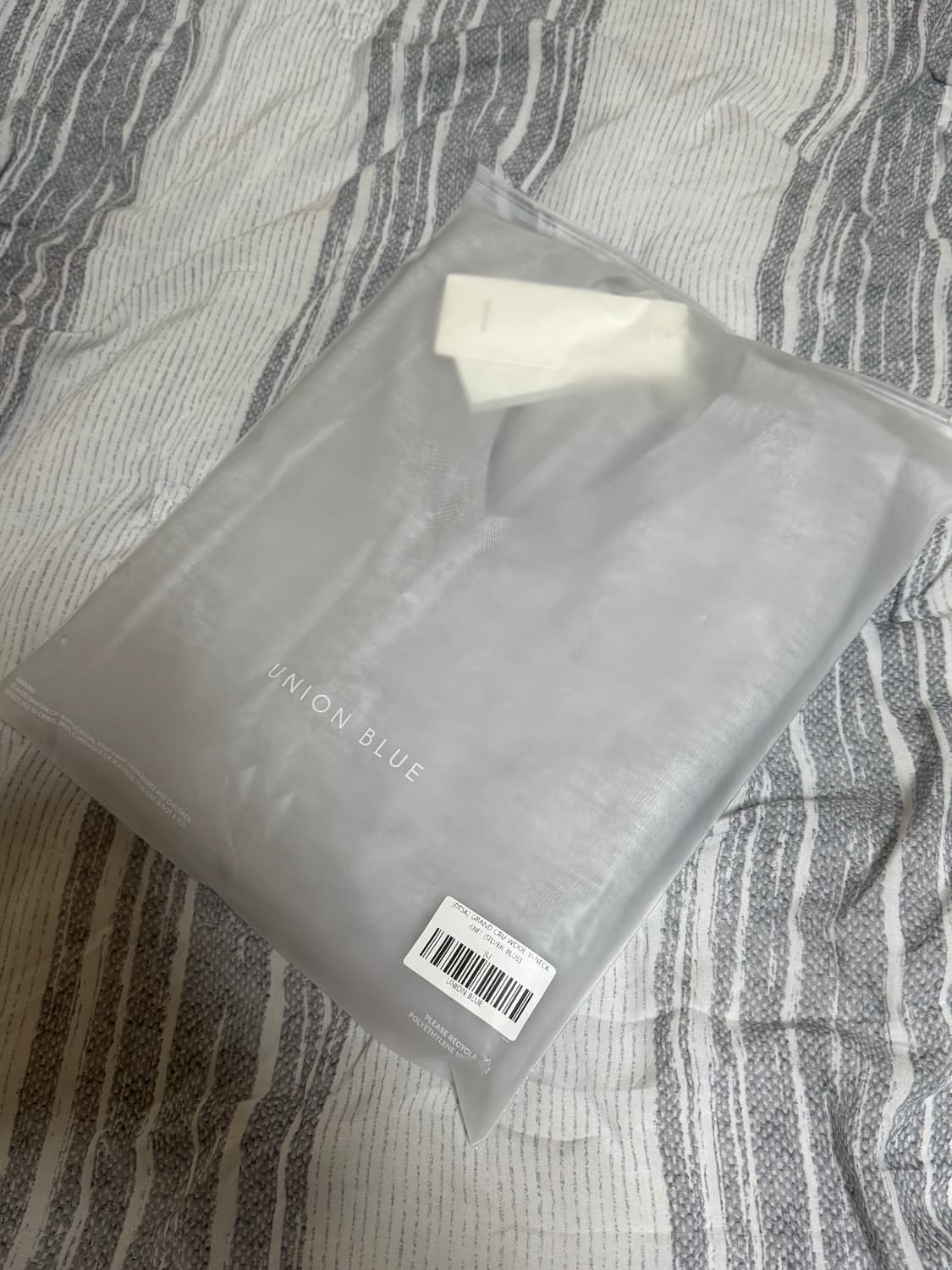 (L, 새상품) 유니온블루 데스크 그랜드 크루 울 브이넥 니트 실버 블루 상품이미지3