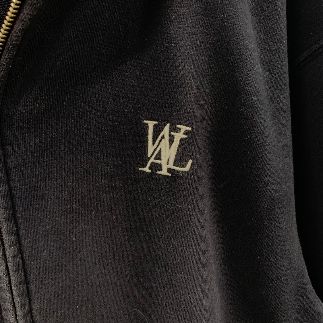 우알롱 자수로고 네이비 후드집업 상품이미지4